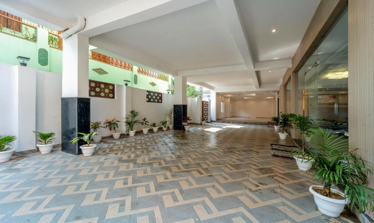 Treebo Raj Palace Hotel Váránaszi Kültér fotó