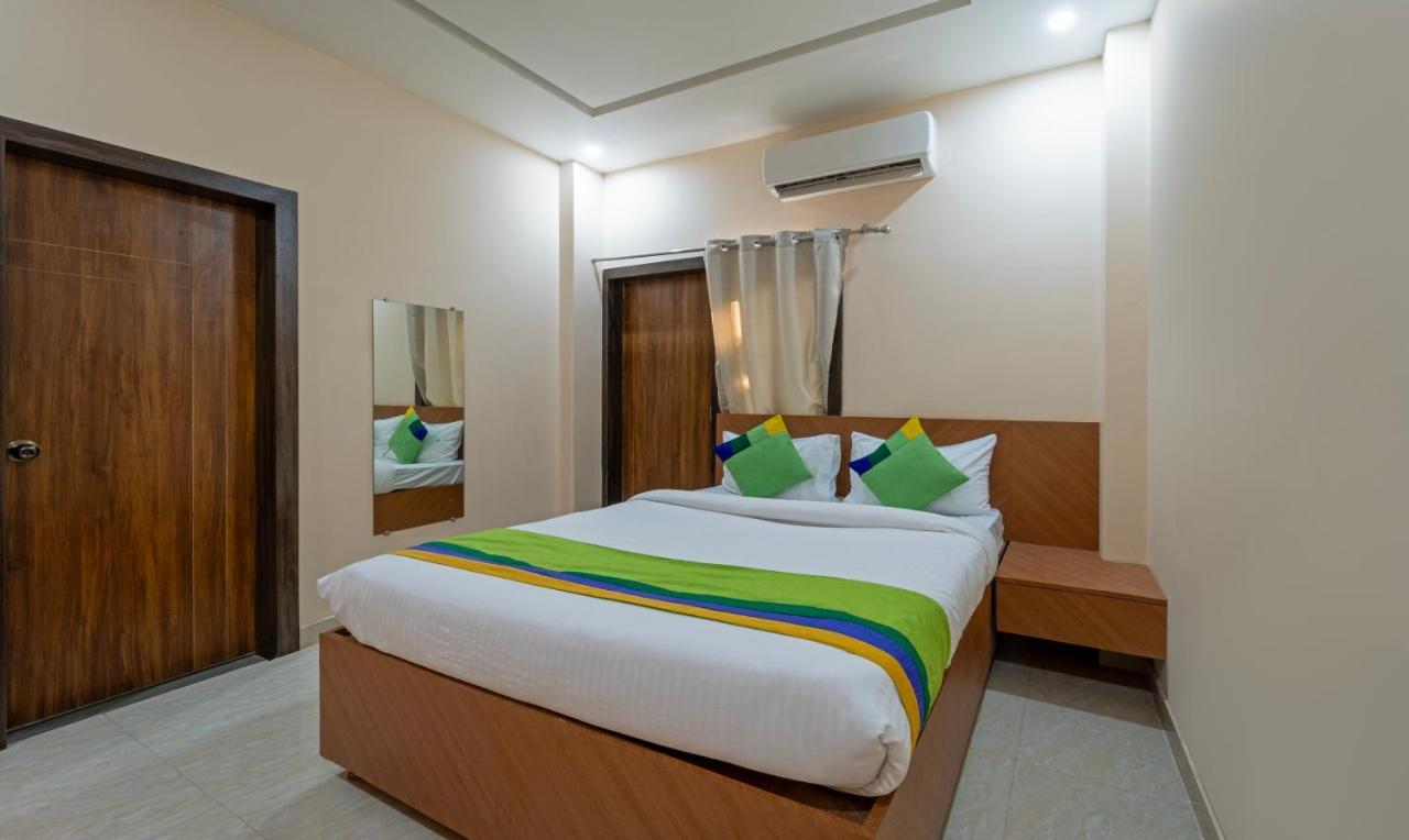 Treebo Raj Palace Hotel Váránaszi Kültér fotó